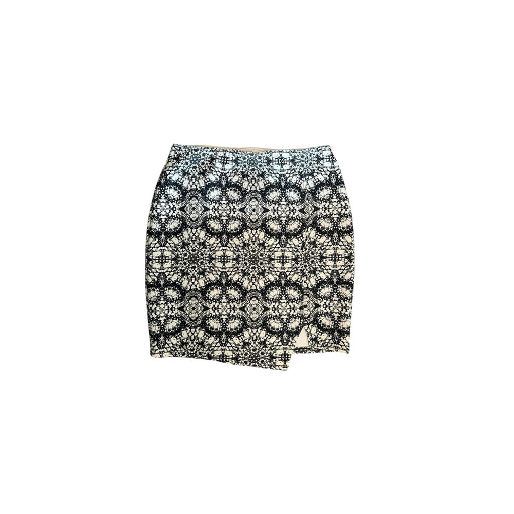 🚨𝐂𝐋𝐄𝐀𝐑𝐎𝐔𝐓 𝐒𝐀𝐋𝐄🚨𝐀𝐁𝐄𝐑𝐂𝐑𝐎𝐌𝐁𝐈𝐄 & 𝐅𝐈𝐓𝐂𝐇 Patterned w/slit Mini Skirt